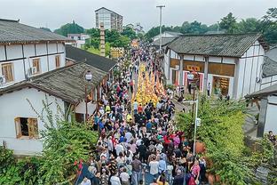 浓眉试图封盖90度崴脚 已经离场回更衣室